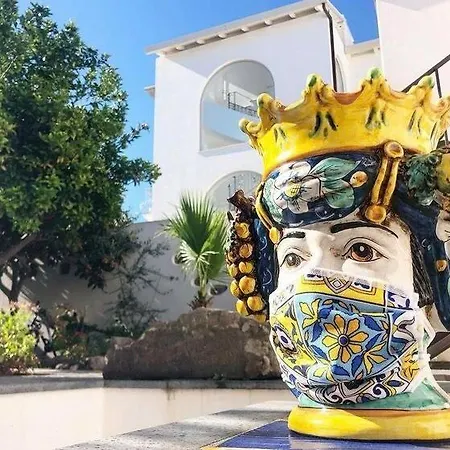 Punta Sallustro ليباري