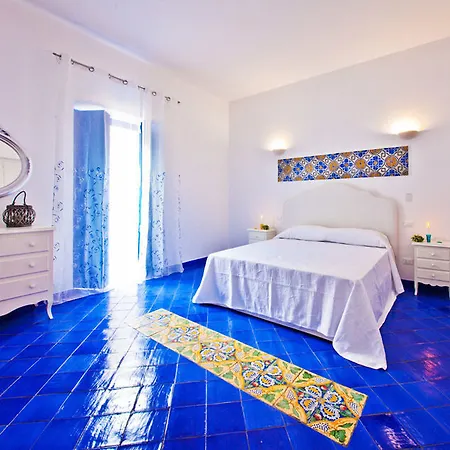 Bed & Breakfast Punta Sallustro 4*
